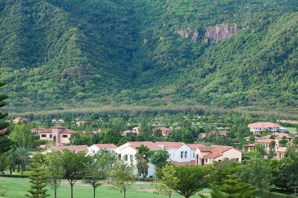 Toscana Town Square Suites Muszi Kültér fotó