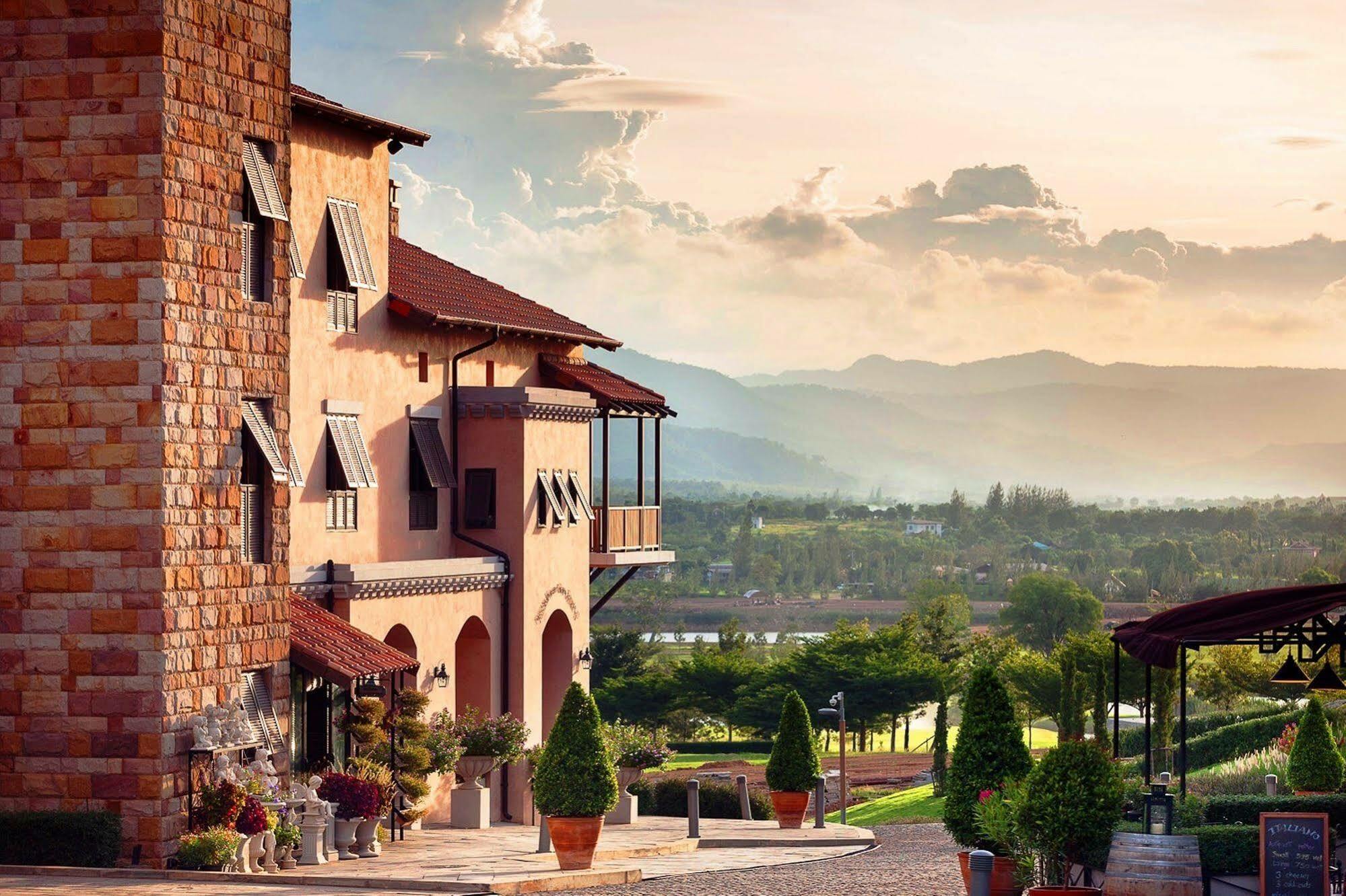 Toscana Town Square Suites Muszi Kültér fotó