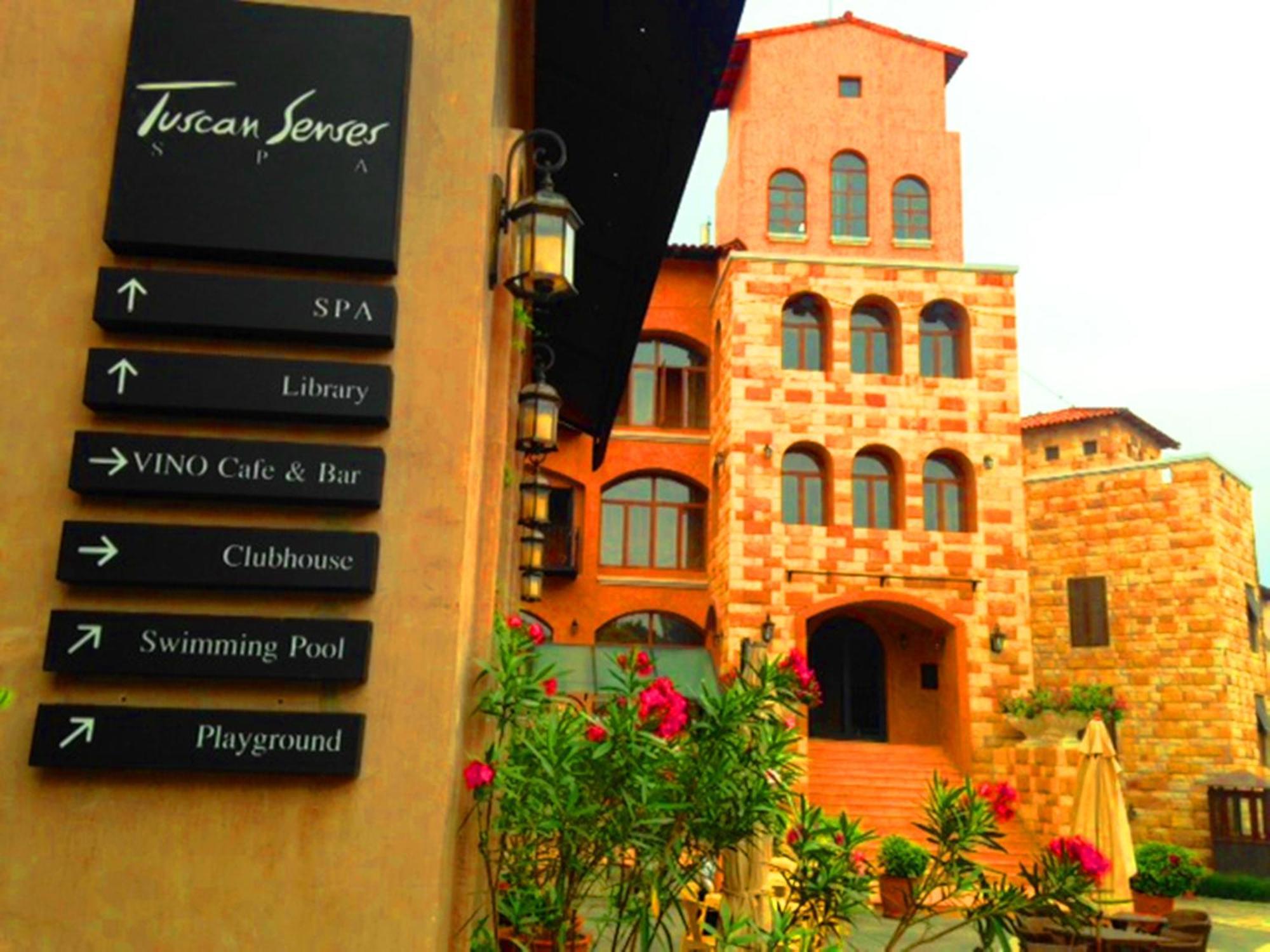 Toscana Town Square Suites Muszi Kültér fotó