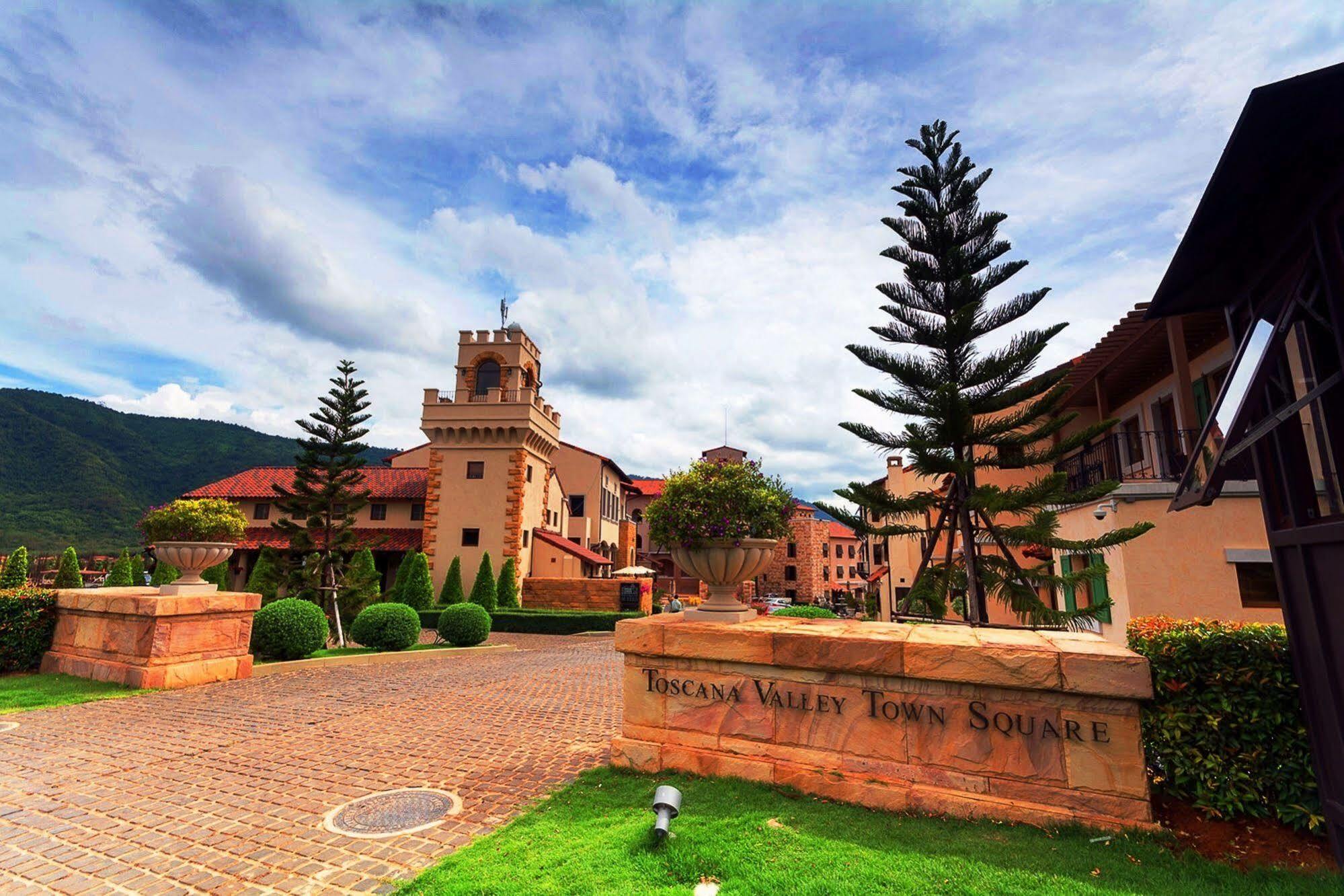 Toscana Town Square Suites Muszi Kültér fotó