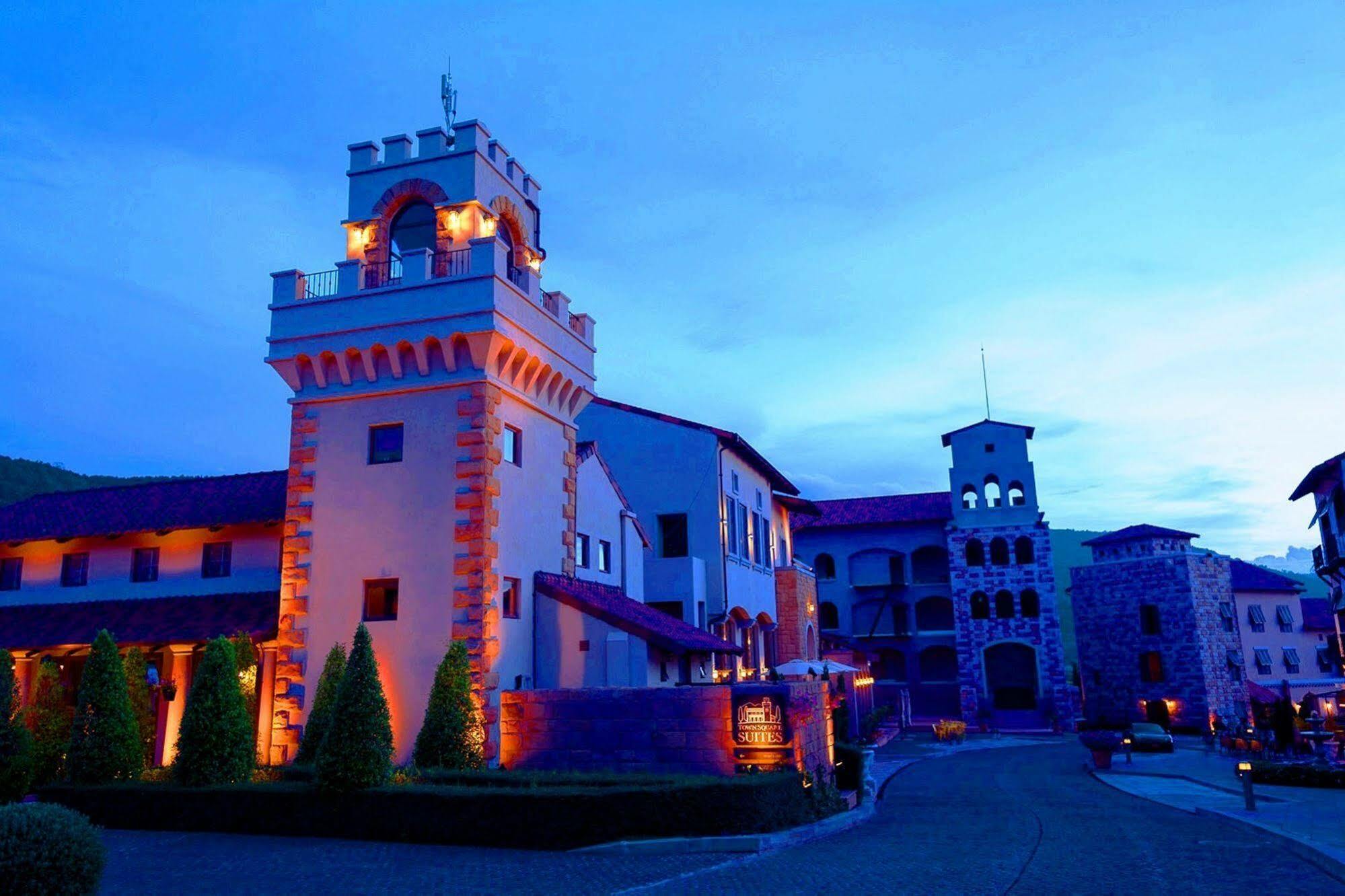 Toscana Town Square Suites Muszi Kültér fotó