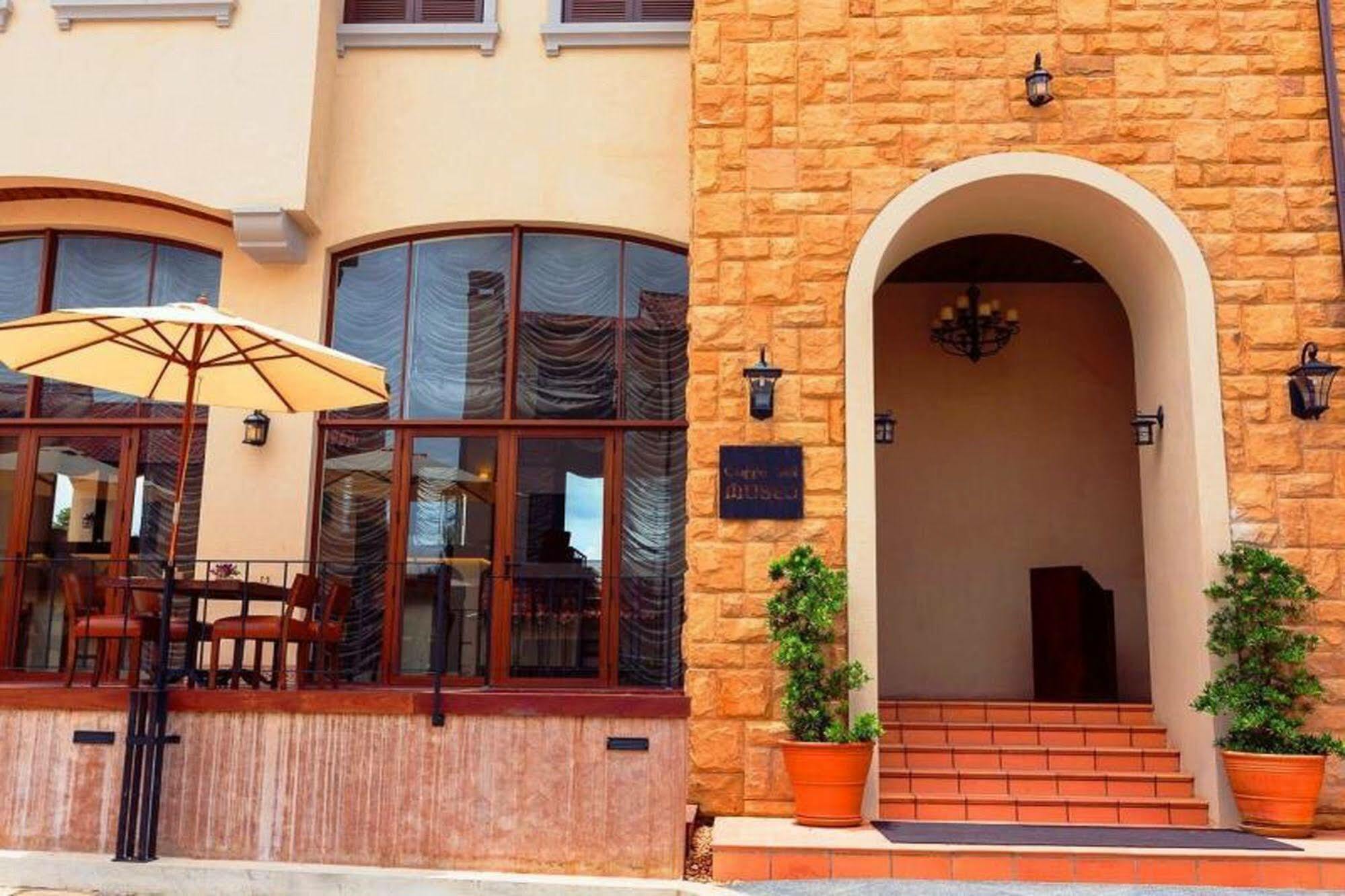 Toscana Town Square Suites Muszi Kültér fotó