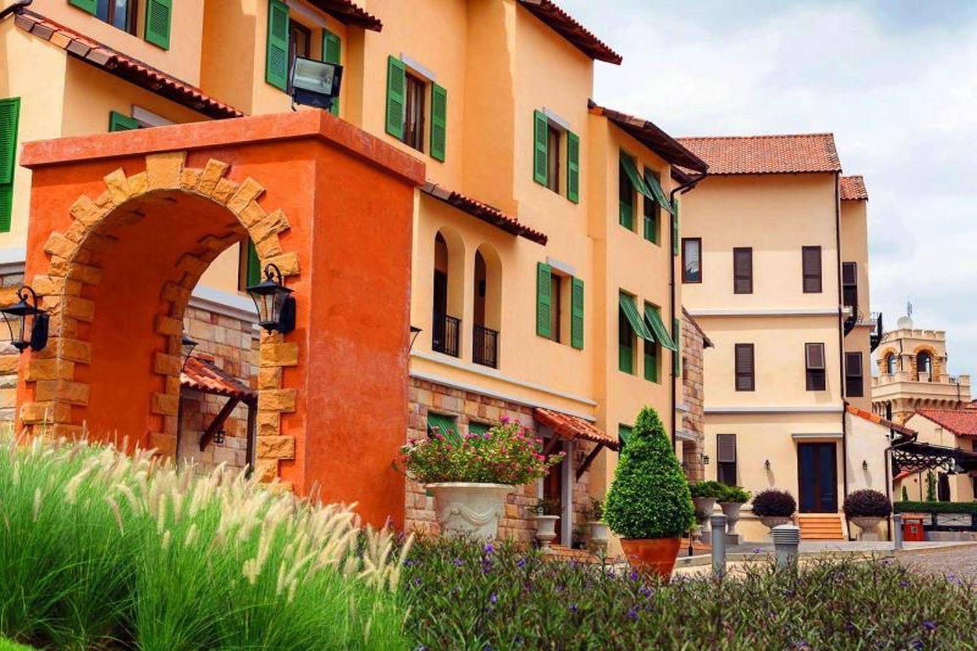 Toscana Town Square Suites Muszi Kültér fotó
