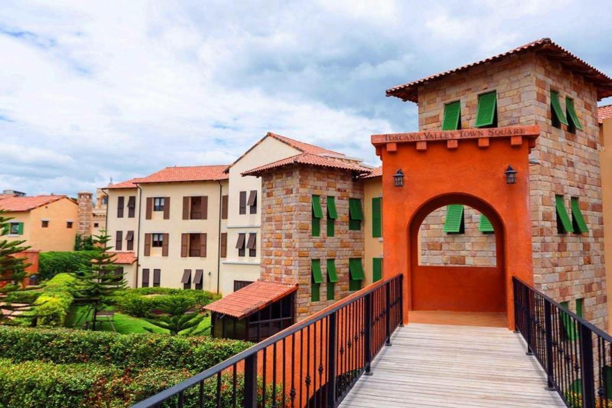 Toscana Town Square Suites Muszi Kültér fotó